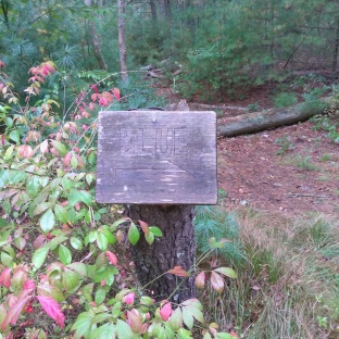 Small sign at side of Cross St in Duxbury with word blue on it indicating the blue blazed trail.