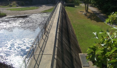 looking out over the dam at pond meadow park