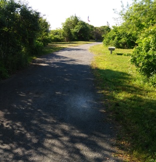 Hiking trail approaching the Donald Haviland Memorial