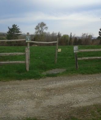 The hiking trail to Weir River Farm