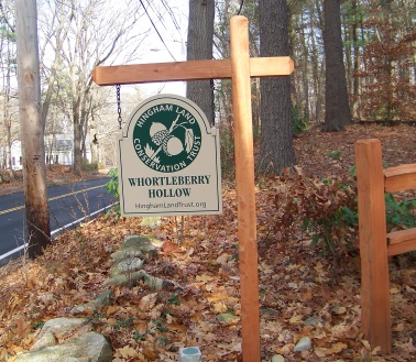 trail head sign to whortleberry hollow in hingham