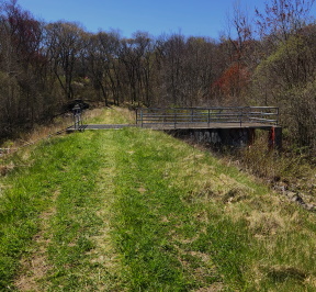 trail to platform at the dam