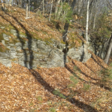 cliff like rocks at hobo rest on indian head trail